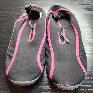 💐 Speedo Black and Pink Water Shoes